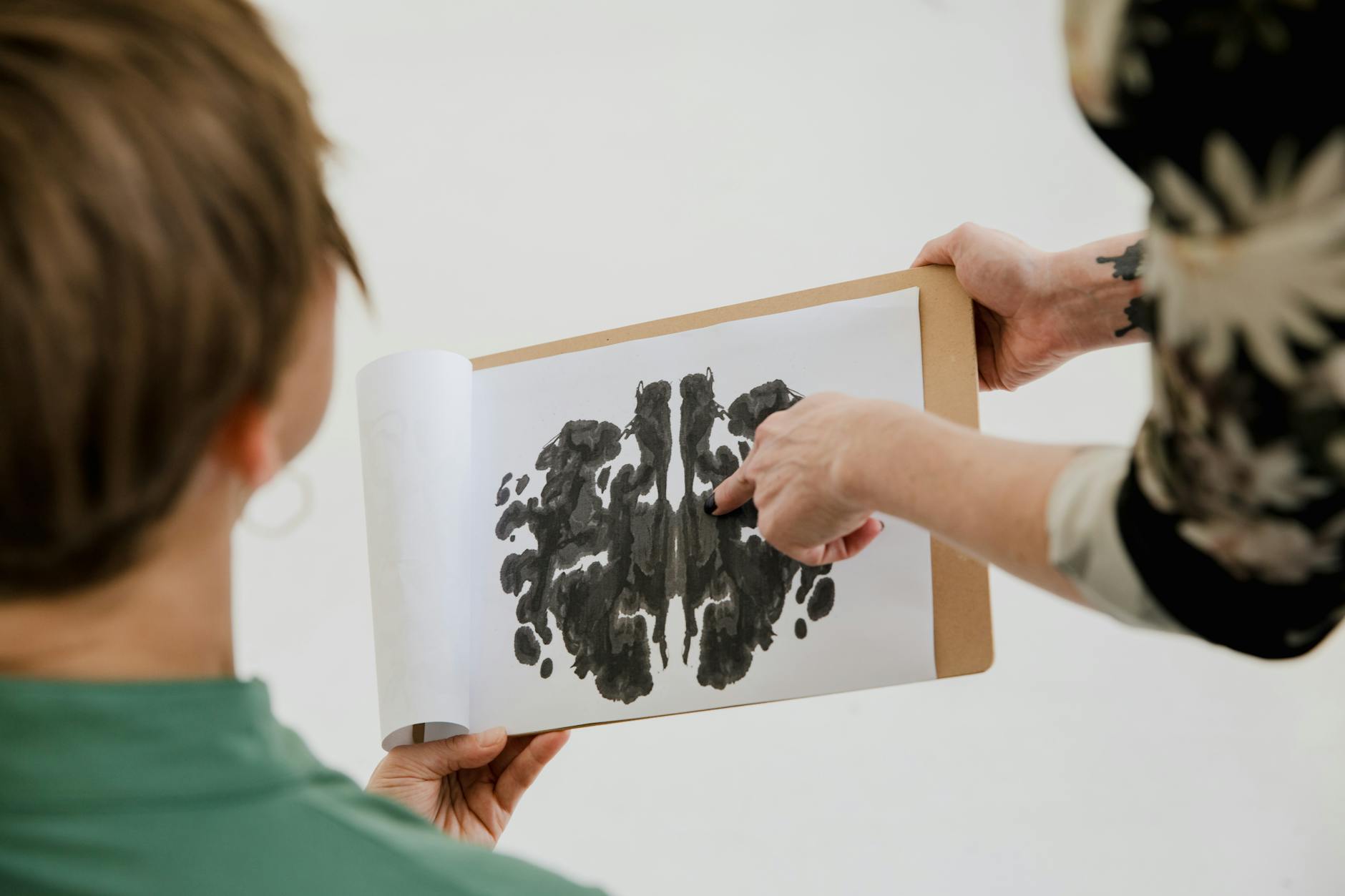 Psycholog omawia z pacjentem test Rorschacha podczas konsultacji