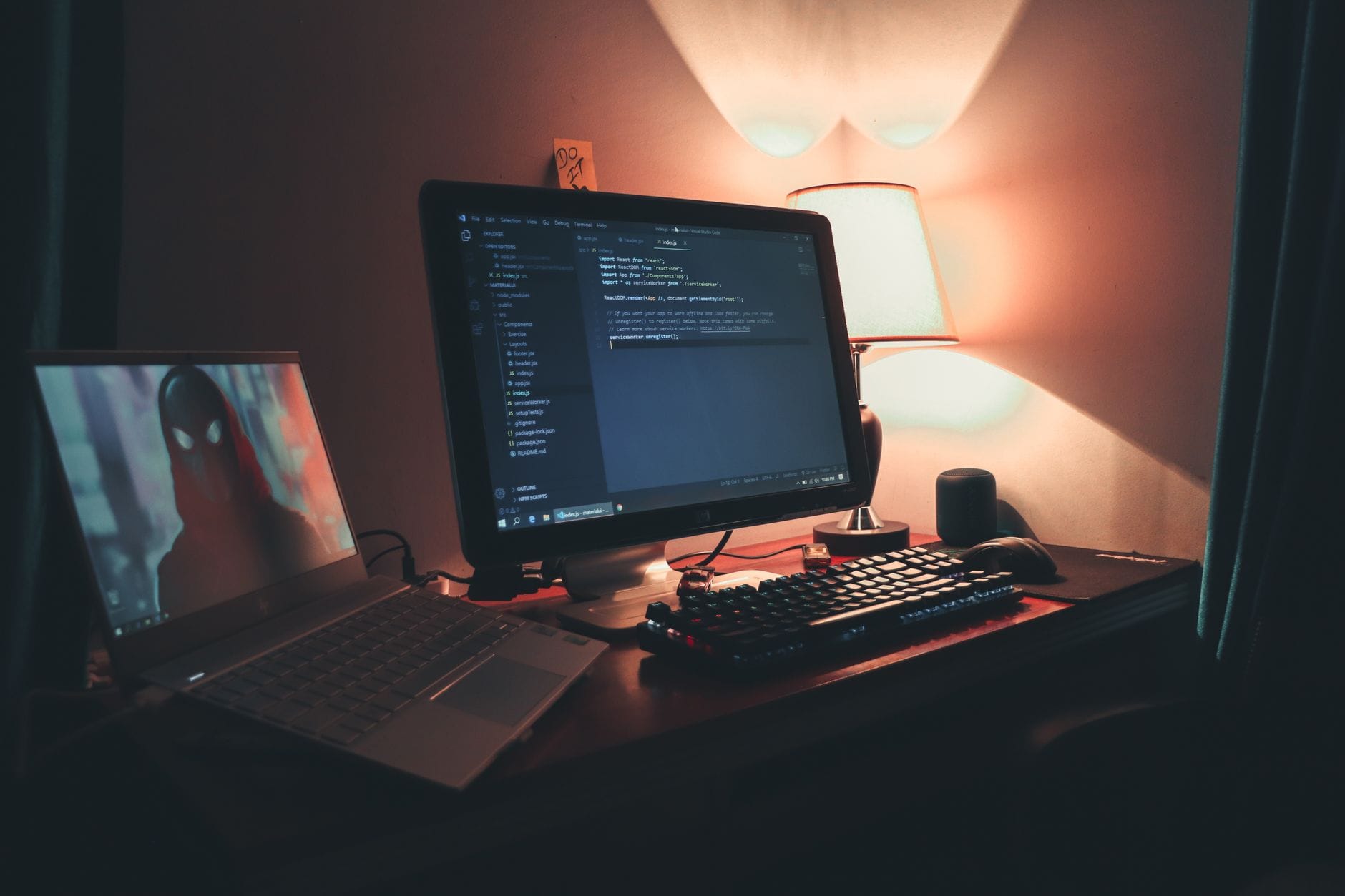 Domowe biuro z dwoma monitorami do programowania gier komputerowych Domowe biuro z dwoma monitorami do programowania gier komputerowych