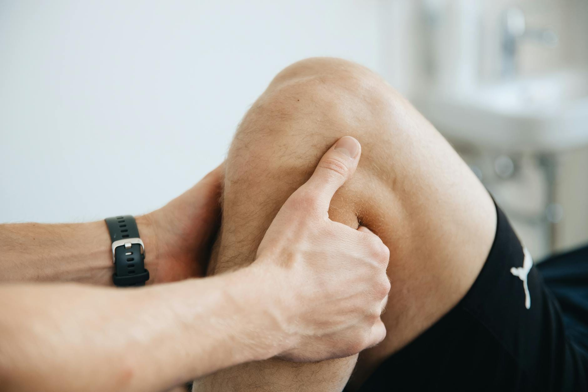 Rola fizjoterapii w terapii dzieci z obniżonym napięciem mięśniowym i opóźnieniem ruchowym Fizjoterapeuta masuje kolano dziecka podczas terapii ruchowej