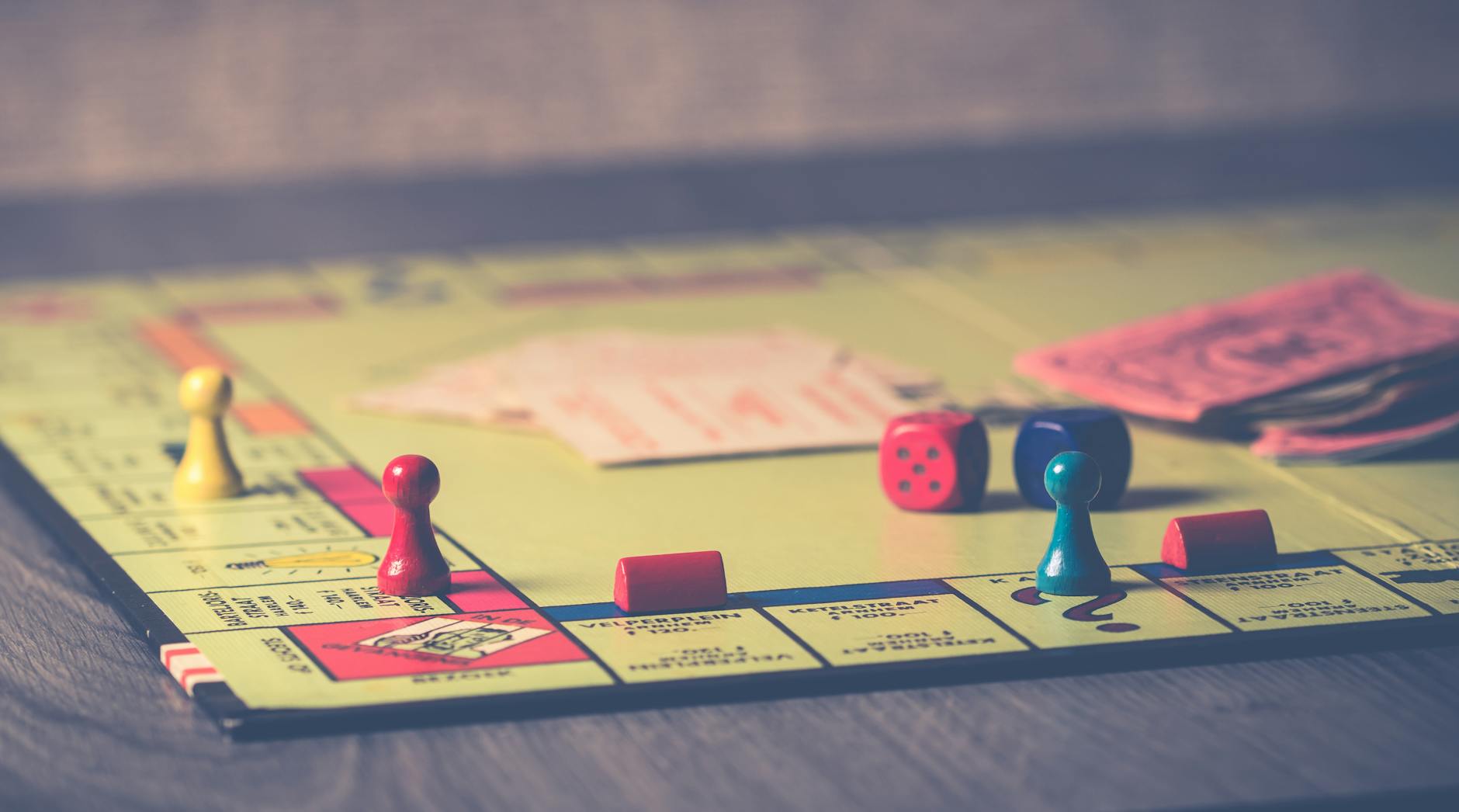 Planszowa gra Monopoly z pionkami i kostkami na zbliżeniu