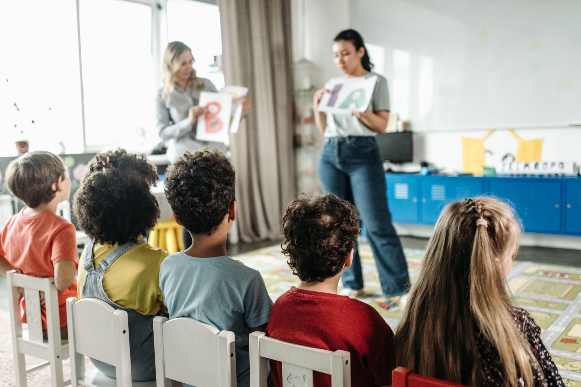 Programy terapeutyczno‑edukacyjne realizowane w śląskich szkołach specjalnych – na co zwracać uwagę przy wyborze placówki Dzieci w przedszkolnej sali uczą się liter podczas zajęć